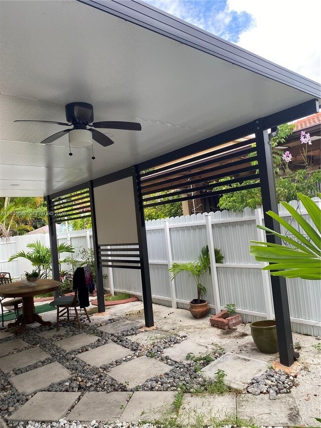 2300 NE 37th Rd in Homestead, FL - Foto de edificio - Building Photo