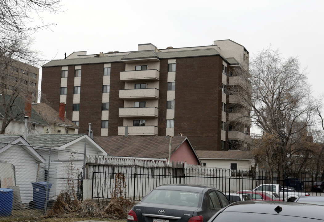 Alberta Manor in Calgary, AB - Building Photo