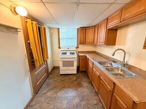 7405 Detroit Ave, Unit 2 in Cleveland, OH - Foto de edificio - Building Photo