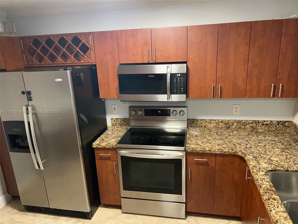 803 NW 208th Ter in Pembroke Pines, FL - Foto de edificio