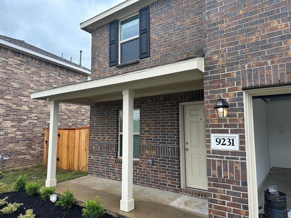 9231 Redwood Br Dr in Baytown, TX - Building Photo