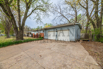 305 S Stewart Dr in Haysville, KS - Building Photo - Building Photo