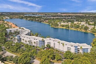 877 NE 195th St in Miami, FL - Building Photo - Building Photo