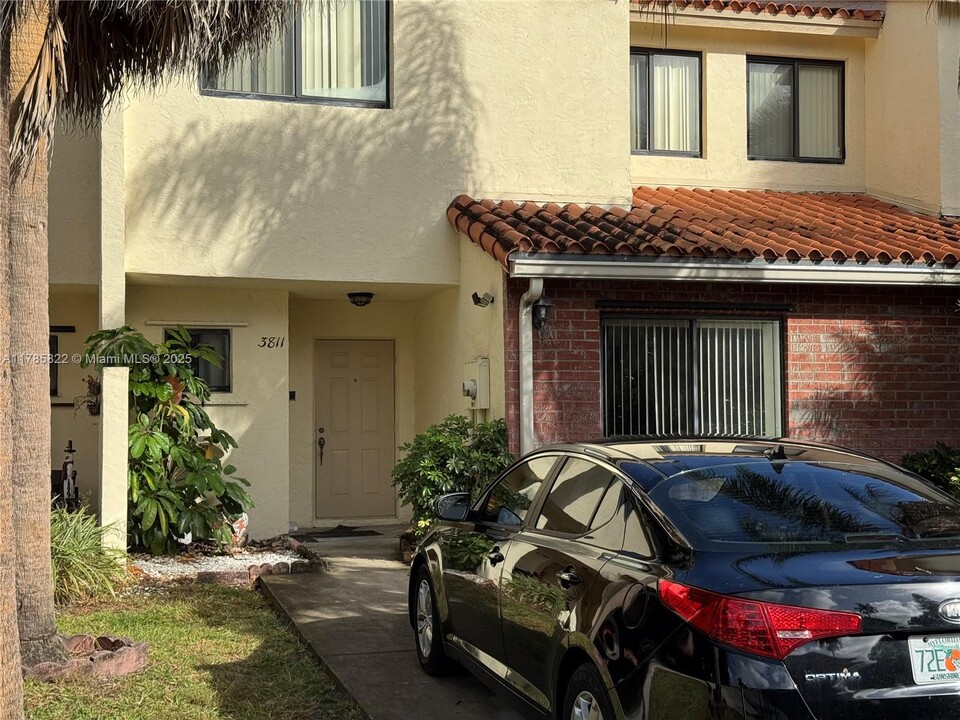 3811 Simms St in Hollywood, FL - Foto de edificio