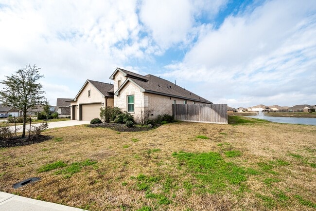 14231 Angelina Dr in Mont Belvieu, TX - Building Photo - Building Photo
