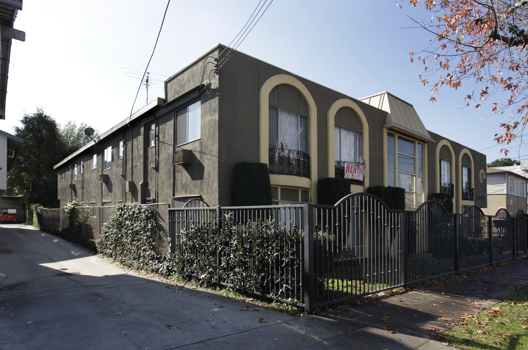 13530 Victory Blvd in Van Nuys, CA - Building Photo