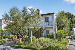 401 Vista Roma in Newport Beach, CA - Building Photo