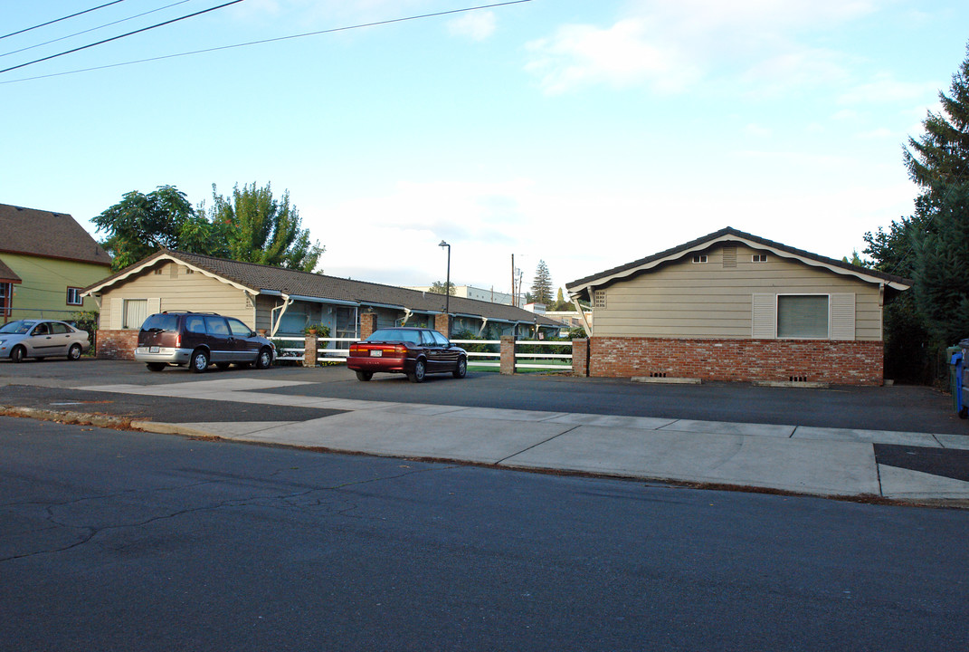 1831-1847 Capitol St SE in Salem, OR - Building Photo