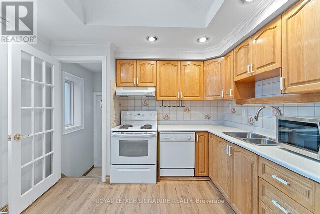 6 Robindale Ave in Toronto, ON - Building Photo - Building Photo