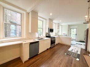 1726 Beacon St, Unit 1 in Brookline, MA - Foto de edificio - Building Photo