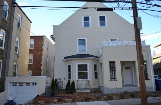 172 Fuller St, Unit 1 in Brookline, MA - Foto de edificio - Building Photo