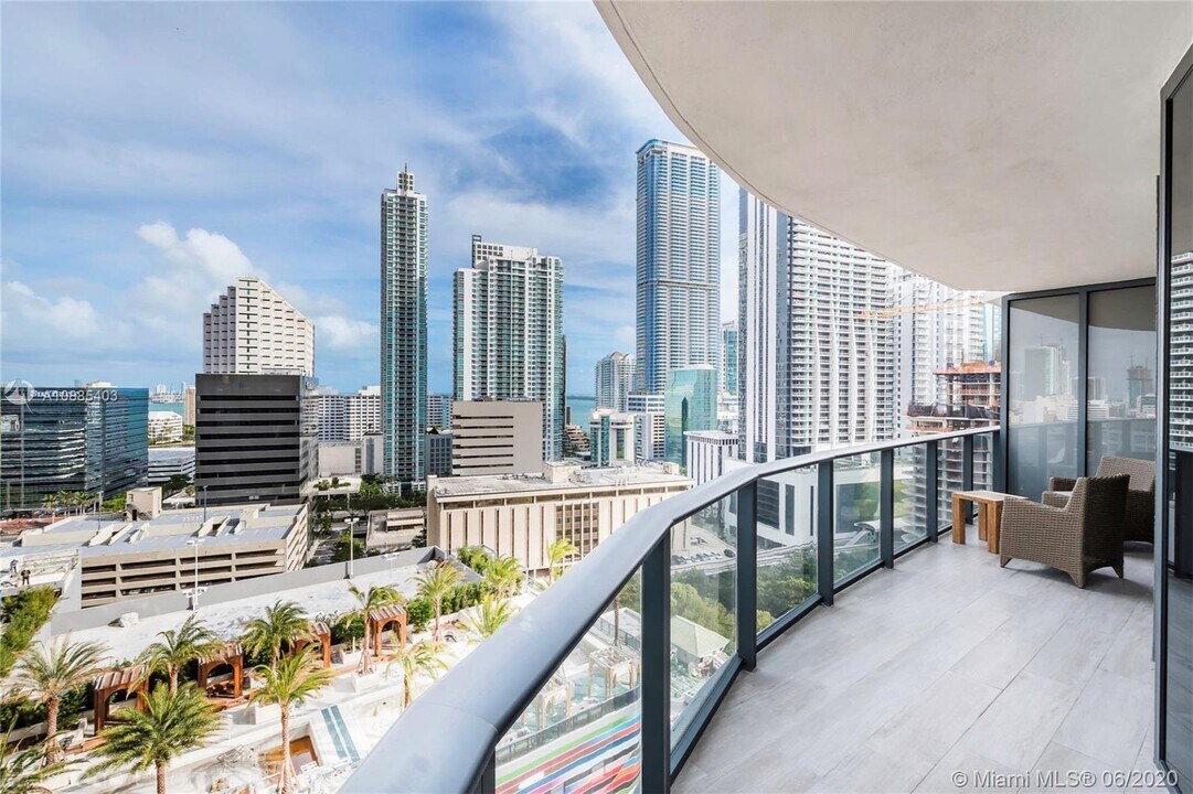 45 SW 9th St, Unit 1810 in Miami, FL - Building Photo