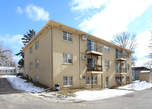 704 12th St in West Des Moines, IA - Foto de edificio - Building Photo