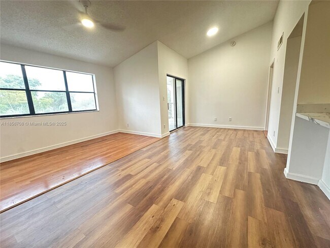 530 S Park Rd in Hollywood, FL - Building Photo - Building Photo