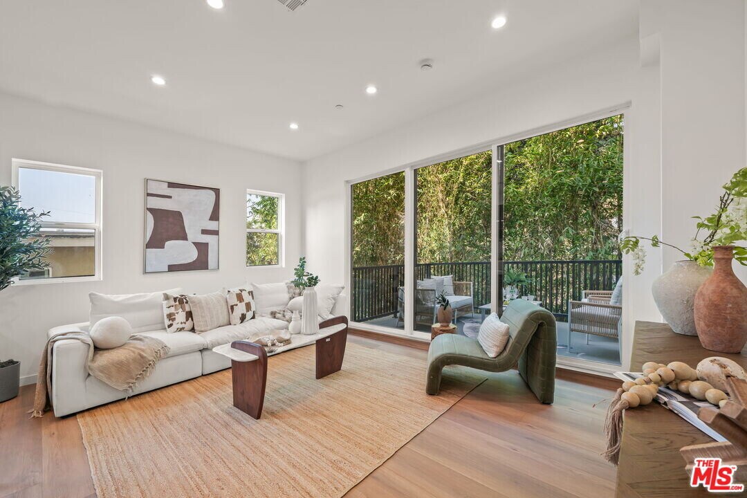259 S Park View St in Los Angeles, CA - Building Photo