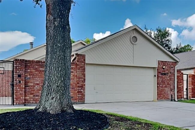 property at 12907 Stancliff Oaks St