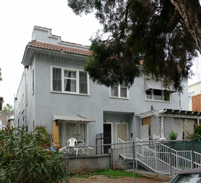 653 N Heliotrope Dr in Los Angeles, CA - Building Photo - Building Photo