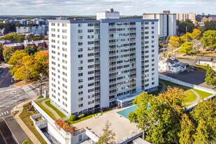 1 Strawberry Hill Ave in Stamford, CT - Building Photo