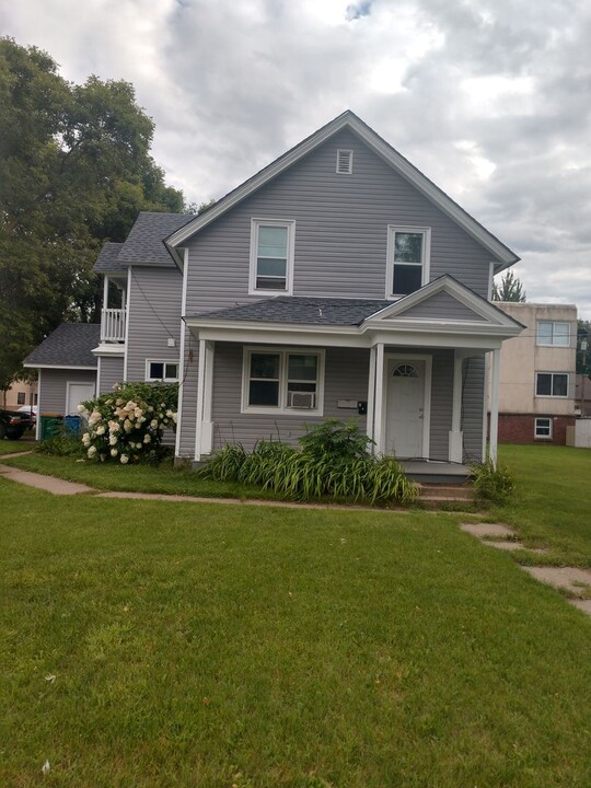 313 1st Ave W in Cambridge, MN - Building Photo