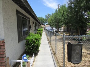 1233 W Jackman St-Unit -1233 in Lancaster, CA - Building Photo - Building Photo