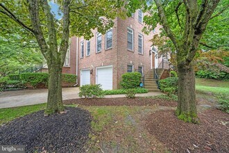 10159 Castlewood Ln in Oakton, VA - Building Photo - Building Photo