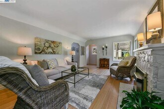 1562 Lincoln Ave, Unit A in Alameda, CA - Building Photo - Building Photo