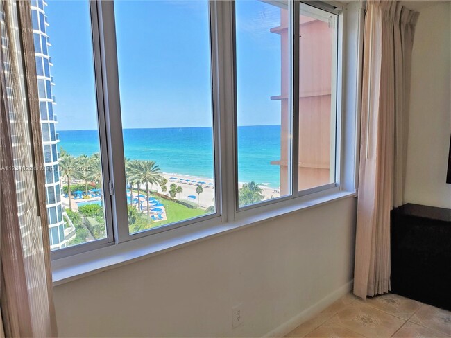 19201 Collins Ave in Sunny Isles Beach, FL - Foto de edificio - Building Photo