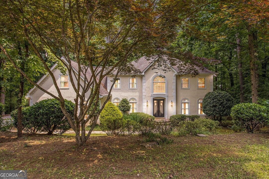 8255 Habersham Waters Rd in Atlanta, GA - Building Photo
