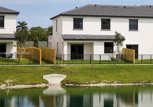 5001 Peacock Wy in Dania Beach, FL - Building Photo - Building Photo