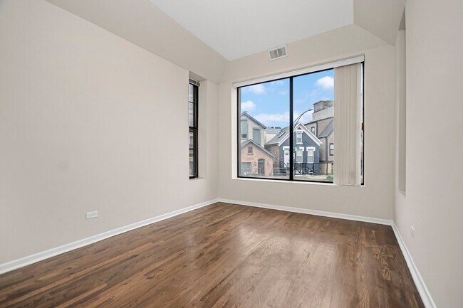 1739 W Beach Ave, Unit apt 1 in Chicago, IL - Foto de edificio - Building Photo