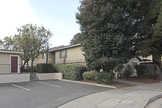 41 Squire Ct in Hollister, CA - Foto de edificio - Building Photo