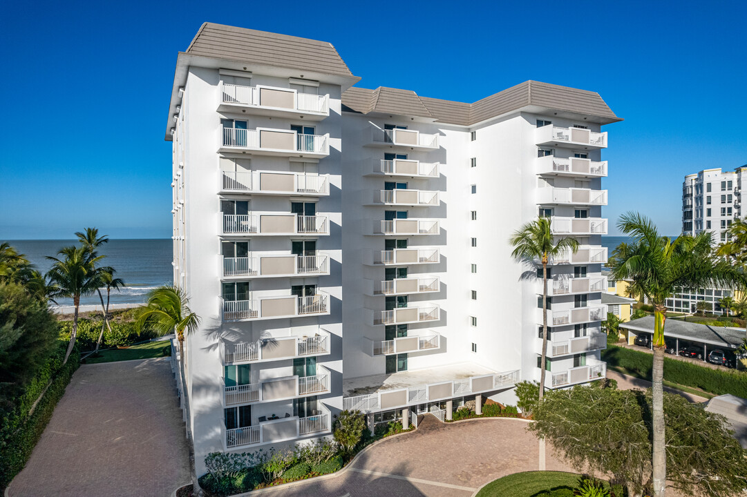 Embassy Club in Naples, FL - Foto de edificio