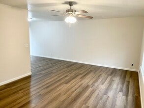 363 Florinda St in Hanford, CA - Foto de edificio - Building Photo
