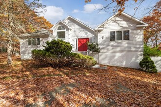 12 Douglas Ct in Hampton Bays, NY - Building Photo - Building Photo