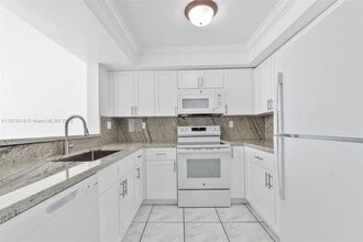 9682 Fontainebleau Blvd in Miami, FL - Building Photo - Building Photo