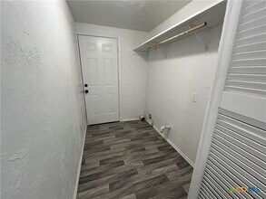 5037 Chimney Rock in Canyon Lake, TX - Building Photo - Building Photo