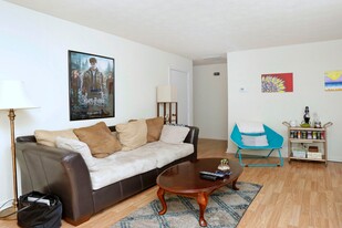 1344 Royalty Ct, Unit 8