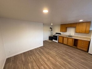 1135 SE Salem Ave in Albany, OR - Building Photo - Building Photo