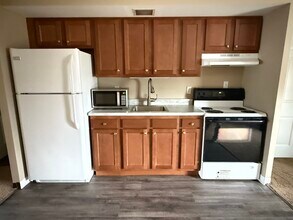 250 N 7th St, Unit Rear in Martins Ferry, OH - Foto de edificio - Building Photo