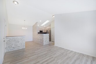 670 Mill Cir, Unit 305 in Wheeling, IL - Building Photo - Building Photo