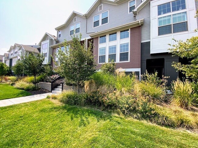 5447 Valentia St in Denver, CO - Building Photo - Building Photo