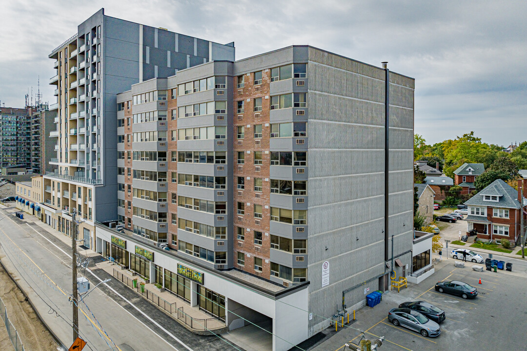 Wyndamere Place Condominiums in Guelph, ON - Building Photo