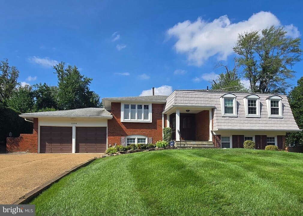 1208 Forestwood Dr in McLean, VA - Building Photo