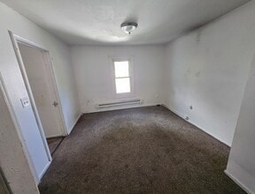 7 Kenyon St, Unit 2 bedroom, 1 bath in Waterbury, CT - Foto de edificio - Building Photo