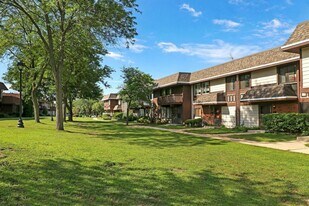 5625 Ct Leona in Hanover Park, IL - Building Photo