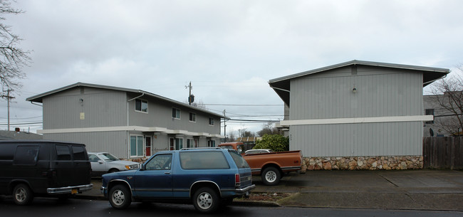 930-950 Juniper St in Junction City, OR - Building Photo - Building Photo