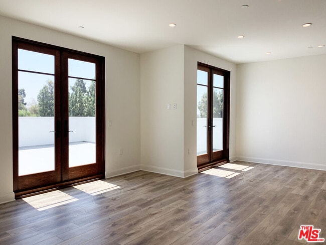 859 S Lucerne Blvd in Los Angeles, CA - Building Photo - Building Photo