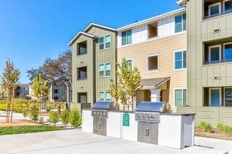 Arrive Paso Robles in Paso Robles, CA - Foto de edificio - Building Photo