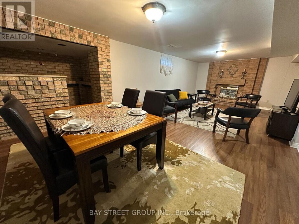 20 Ashdown Crescent in Richmond Hill, ON - Building Photo