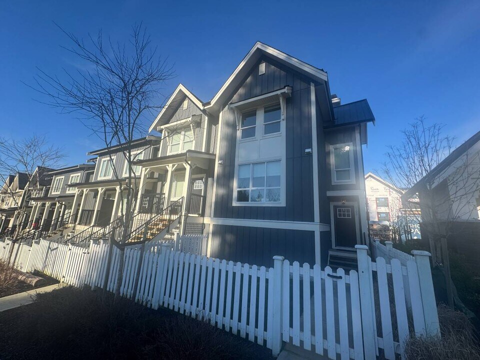 24951 112 Av in Maple Ridge, BC - Building Photo